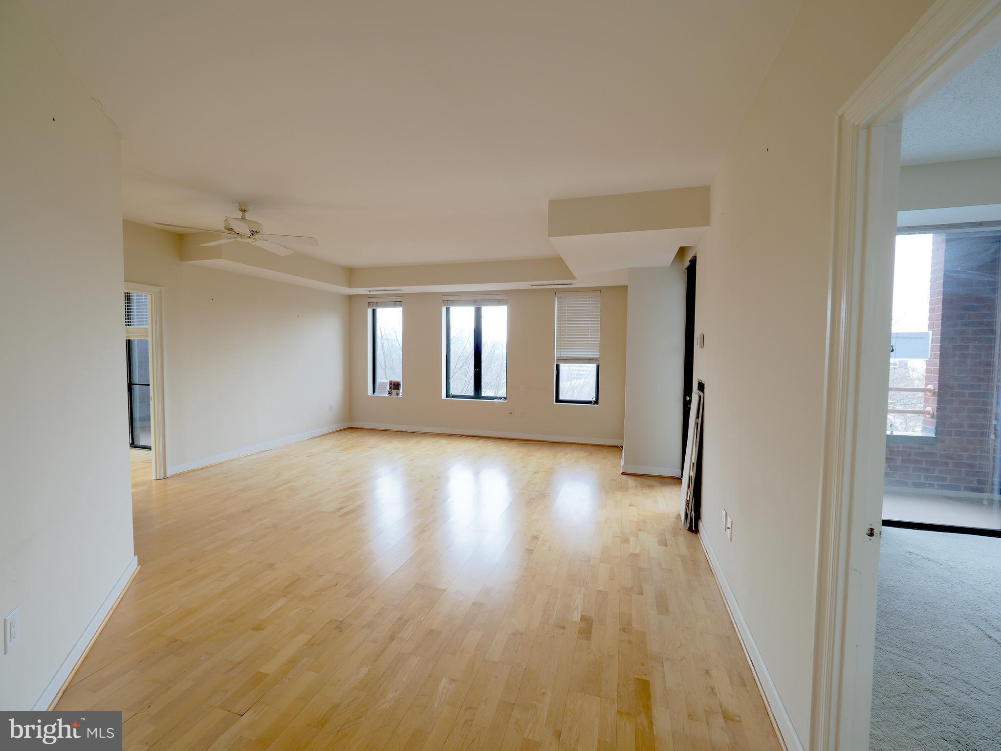 955 26th Street Northwest, Unit 610 Washington, DC 20037 - Photo 7 of 30 Living Room