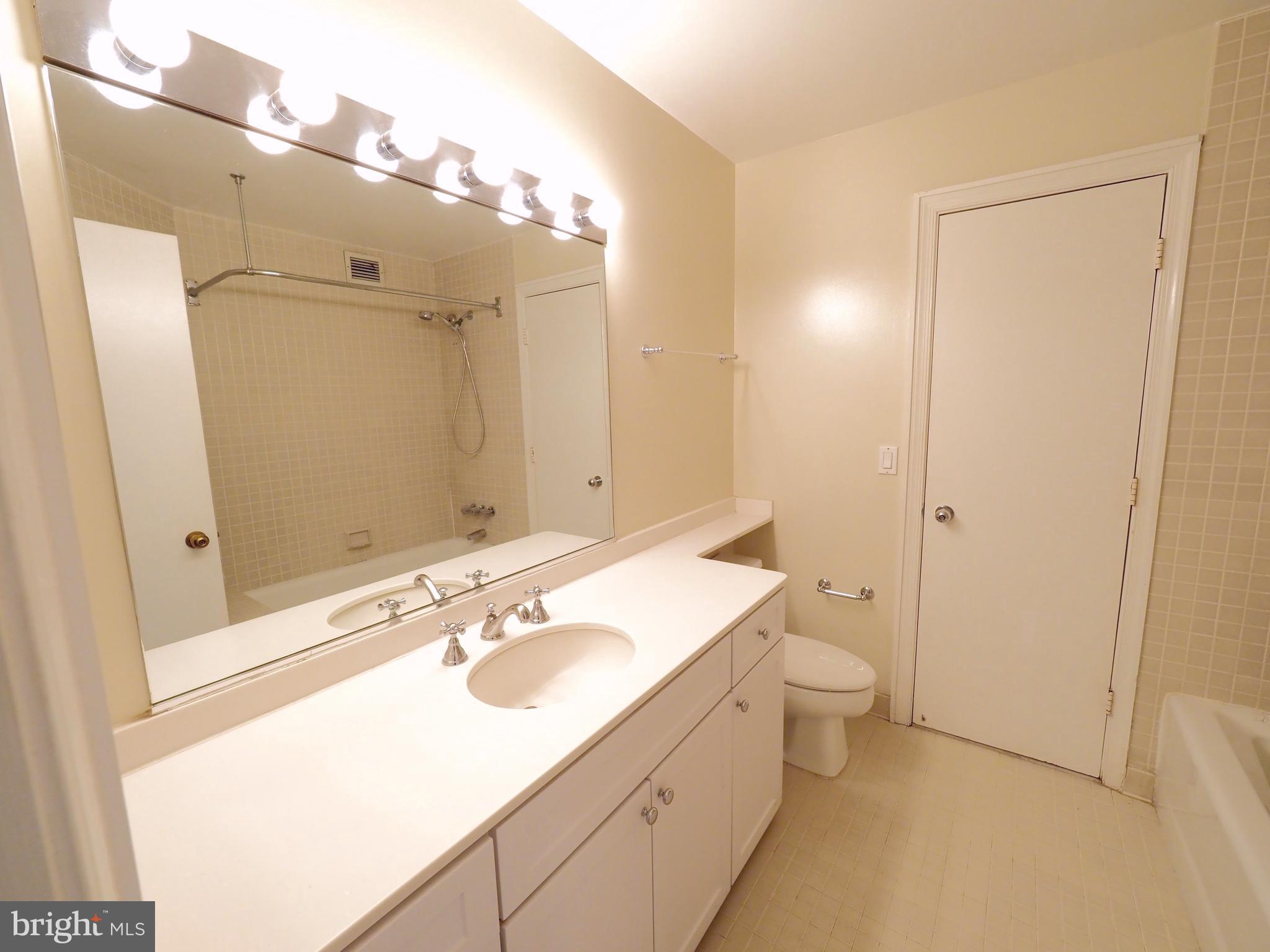 955 26th Street Northwest, Unit 610 Washington, DC 20037 - Photo 10 of 30 Bath (Master)