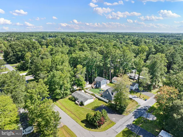 a view of a yard in front of the house