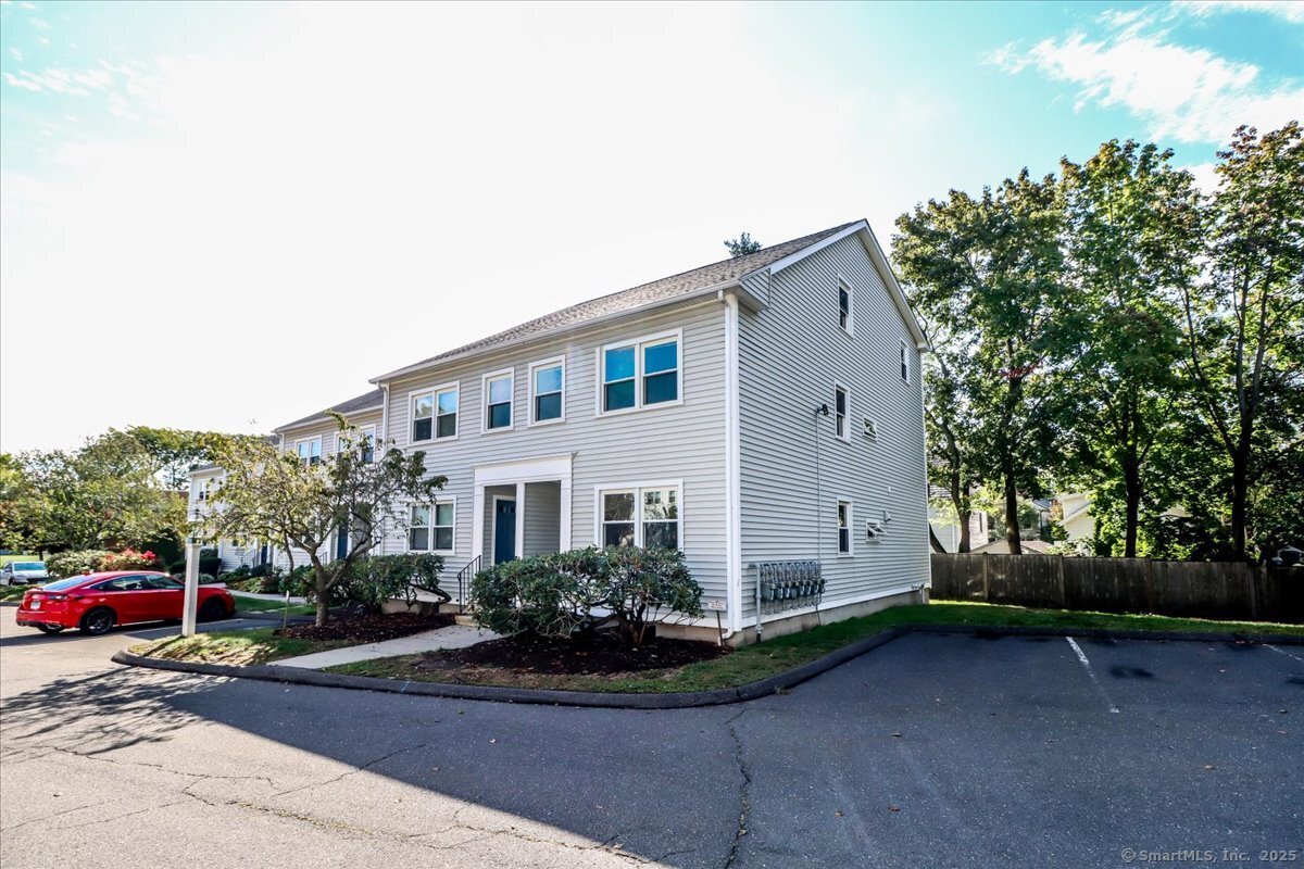 65 Ellsworth Street, Unit 302 Bridgeport, CT 06605 - Photo 5 of 40 Second And Third Floor End Unit