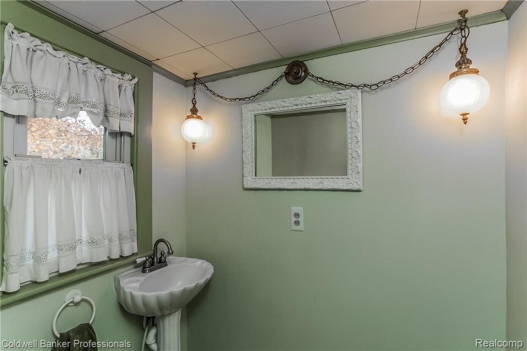 254 Benjamin Street Romeo, MI 48065 - Photo 21 of 33 021-Powder_Room-3424462-large.jpg