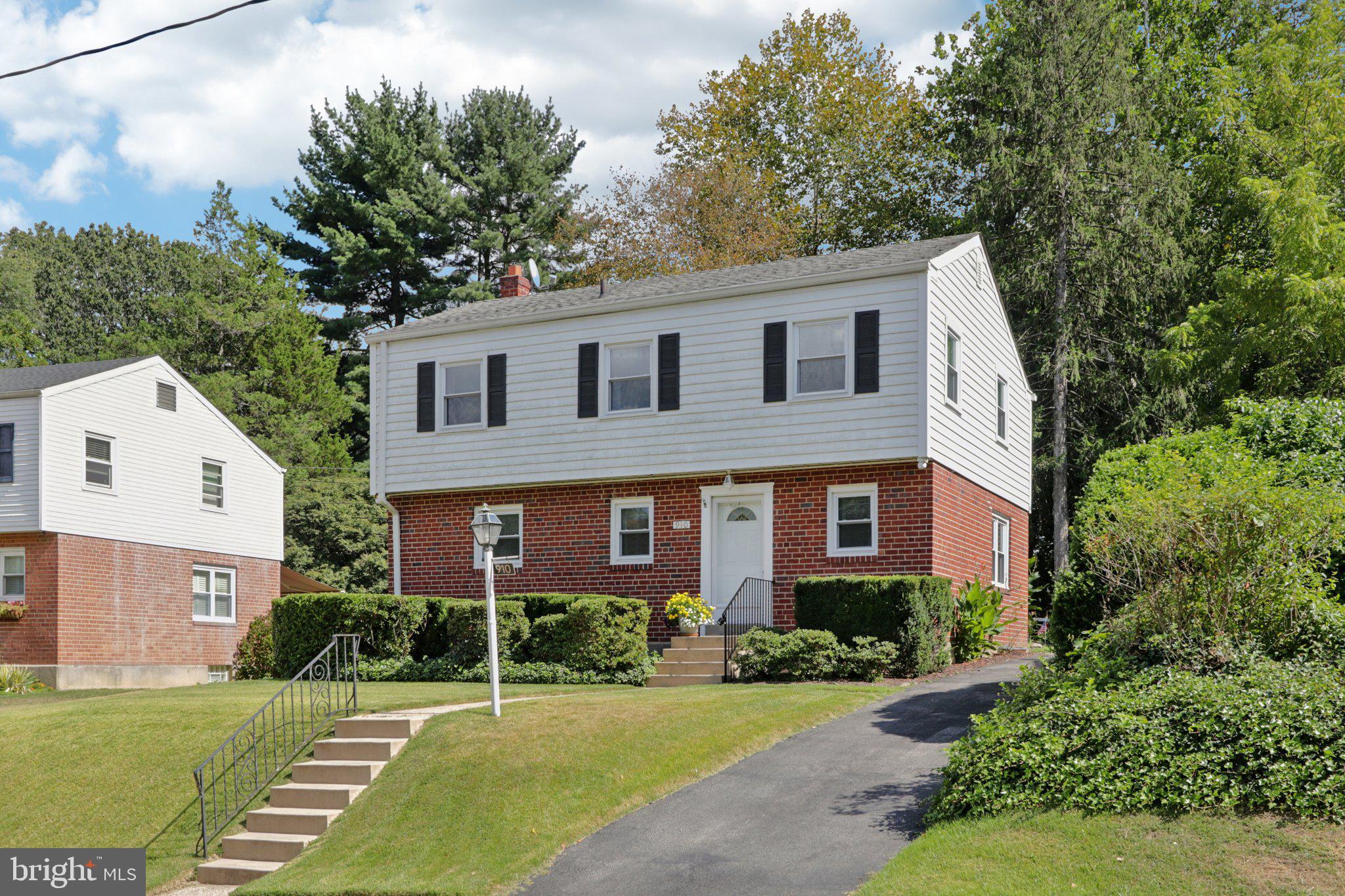 910 Glenroy Road Philadelphia, PA 19128 - Photo 2 of 31