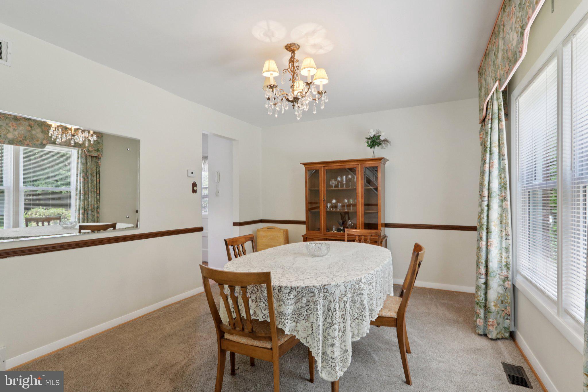 910 Glenroy Road Philadelphia, PA 19128 - Photo 3 of 31