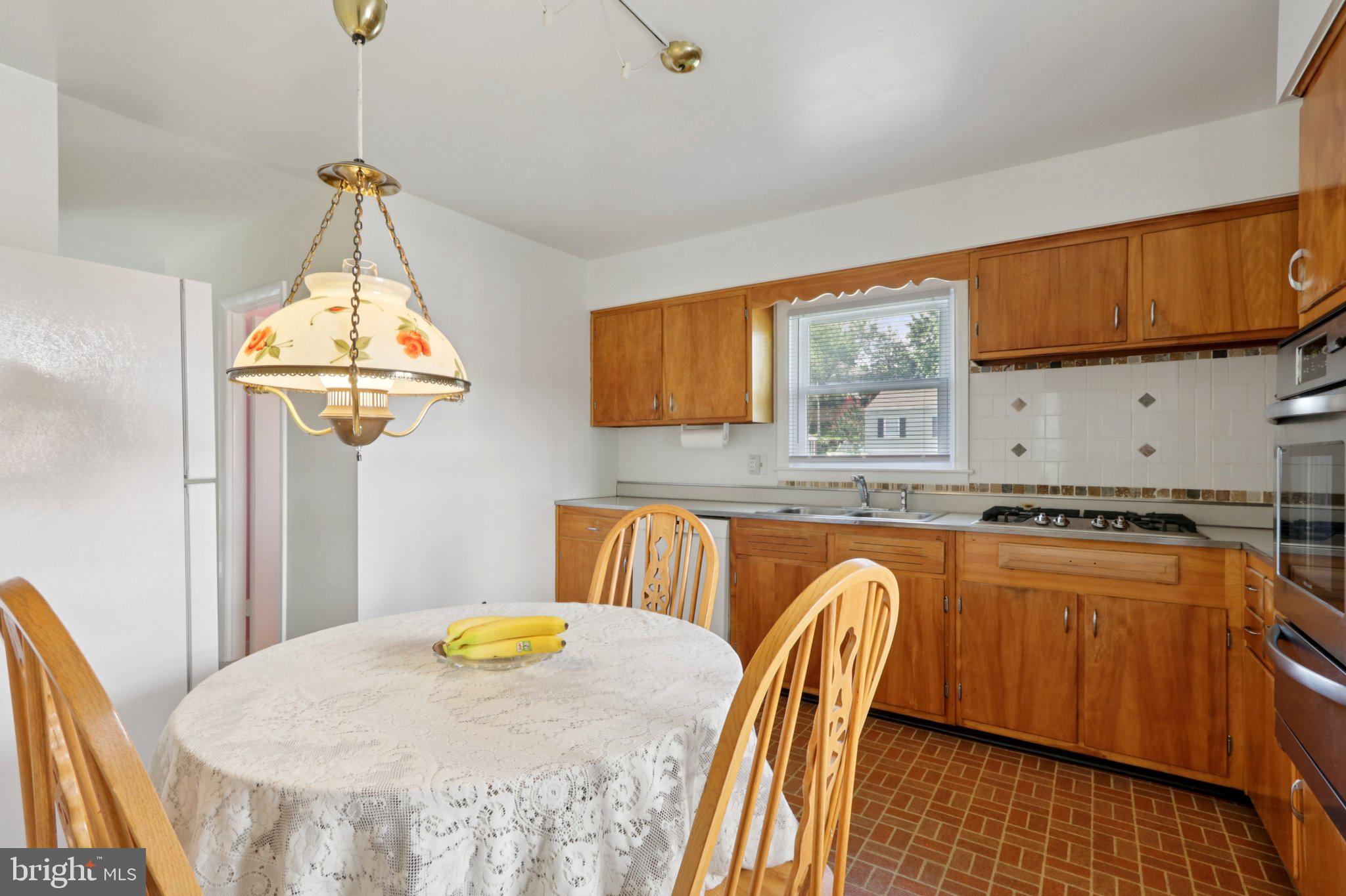 910 Glenroy Road Philadelphia, PA 19128 - Photo 5 of 31