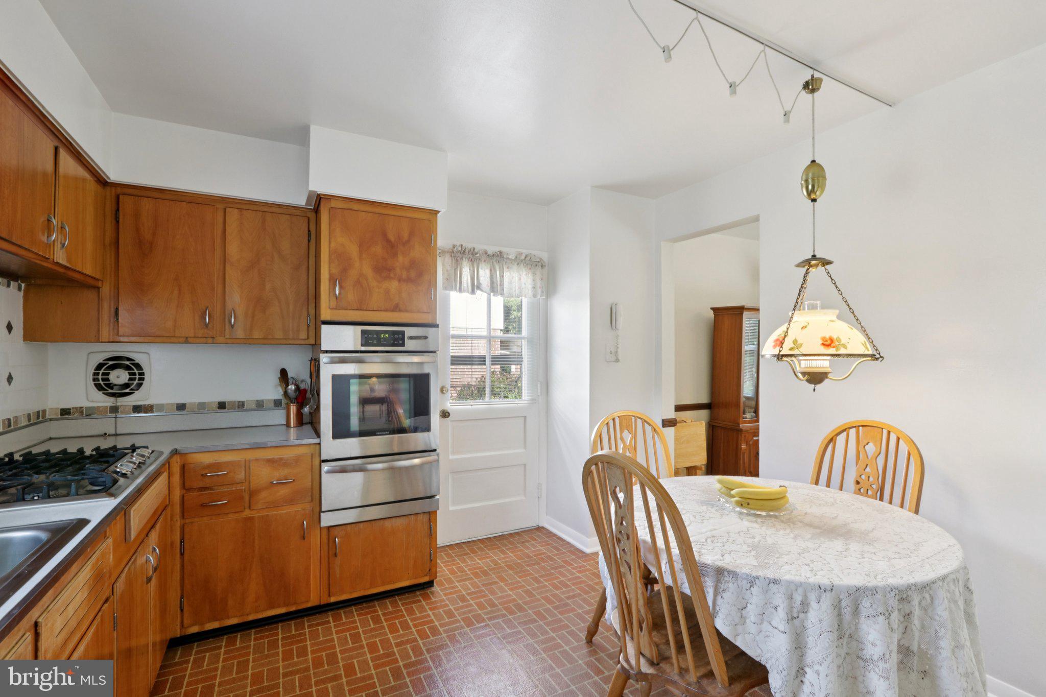 910 Glenroy Road Philadelphia, PA 19128 - Photo 6 of 31