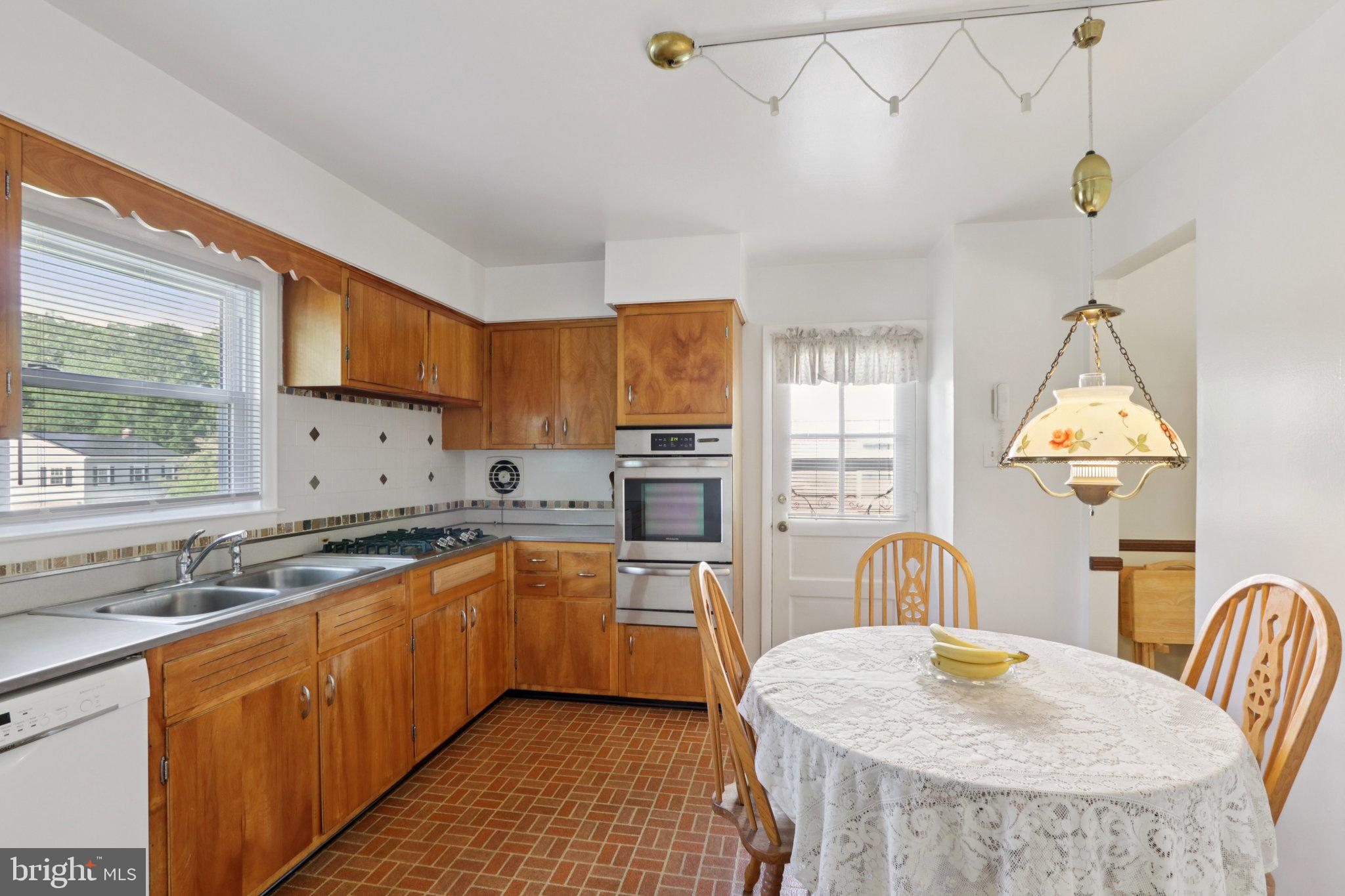 910 Glenroy Road Philadelphia, PA 19128 - Photo 7 of 31