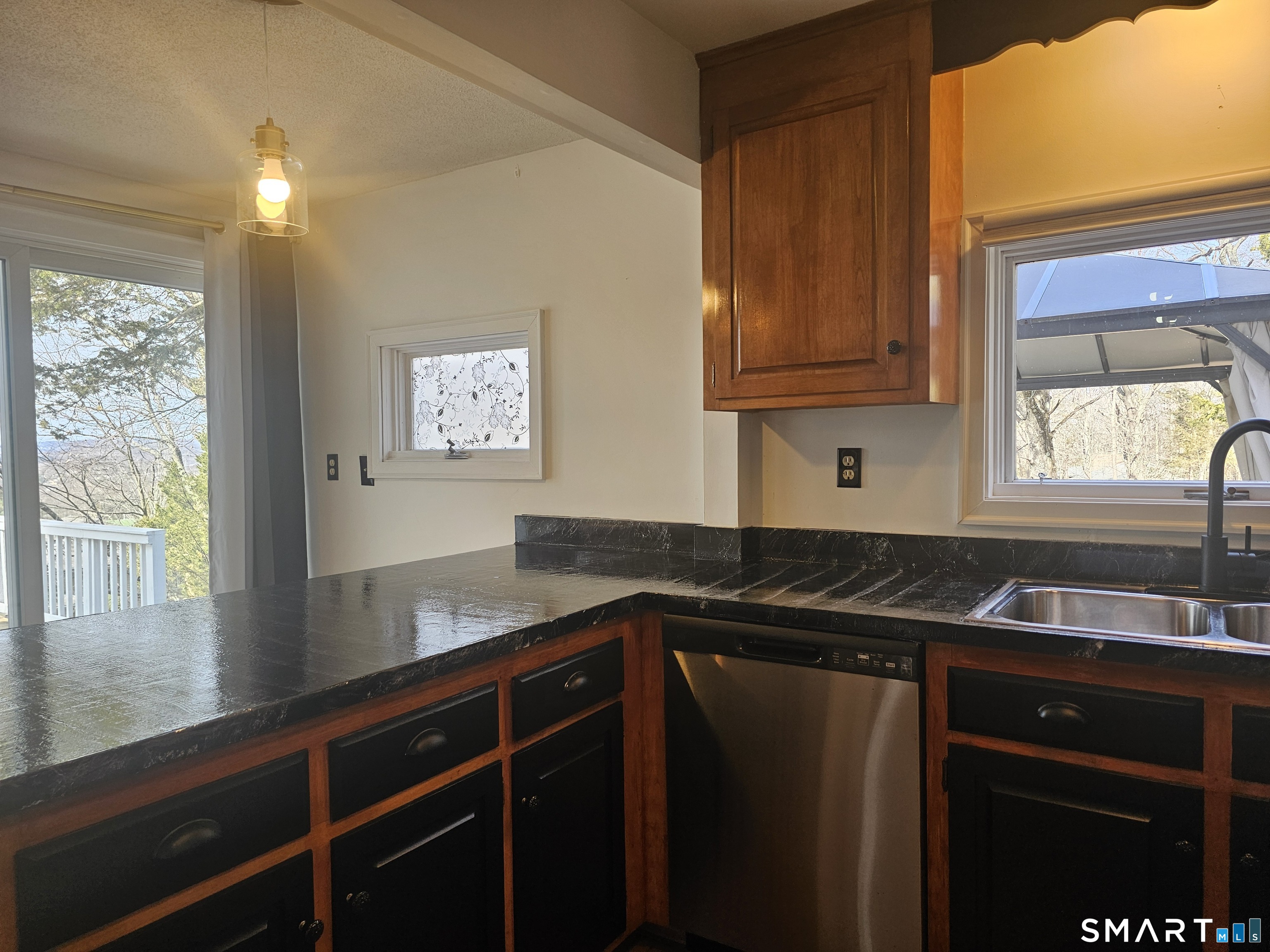 932 Saybrook Road Middletown, CT 06457 - Photo 6 of 40