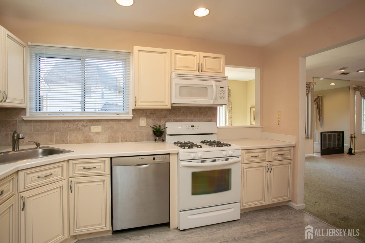 13 Gate House Lane Edison, NJ 08820 - Photo 12 of 33