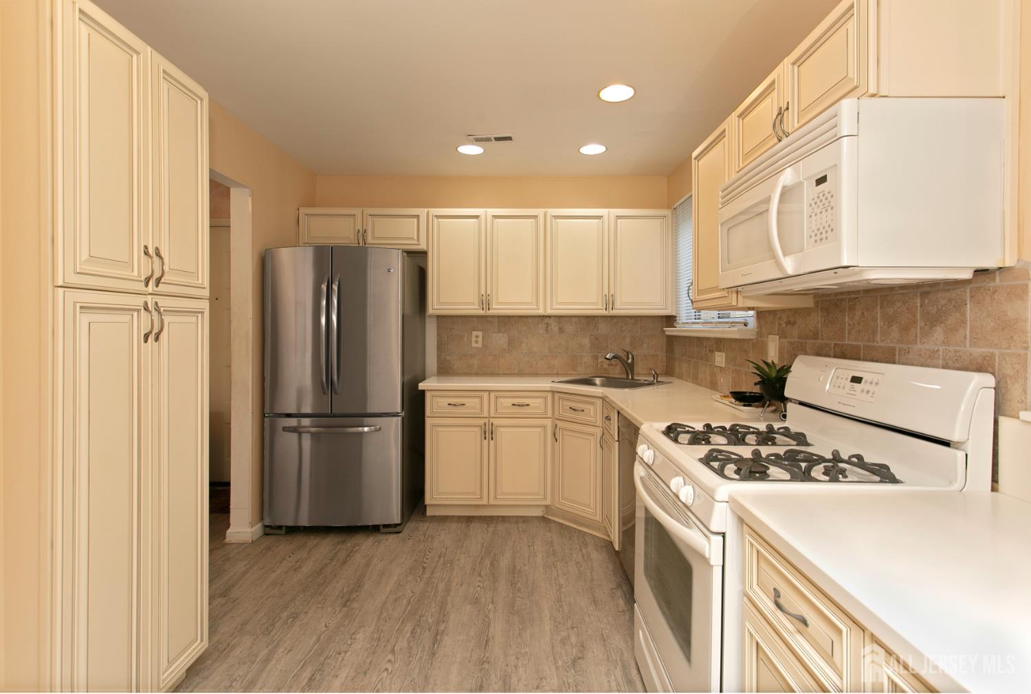 13 Gate House Lane Edison, NJ 08820 - Photo 10 of 33