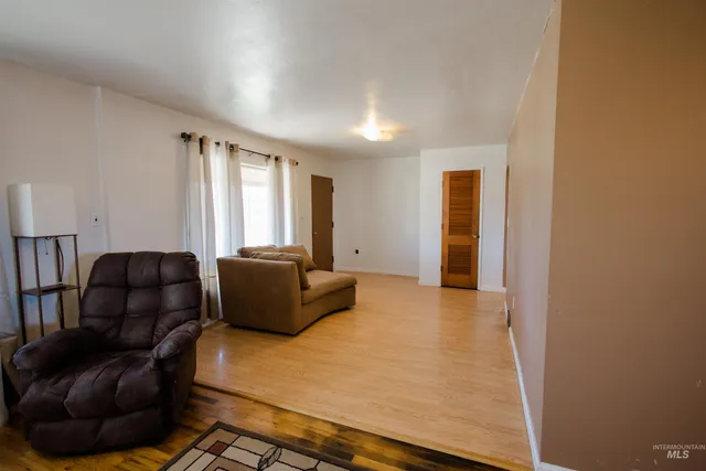 $287,500 | 875 North 8th E Street, Mountain Home, ID 83647