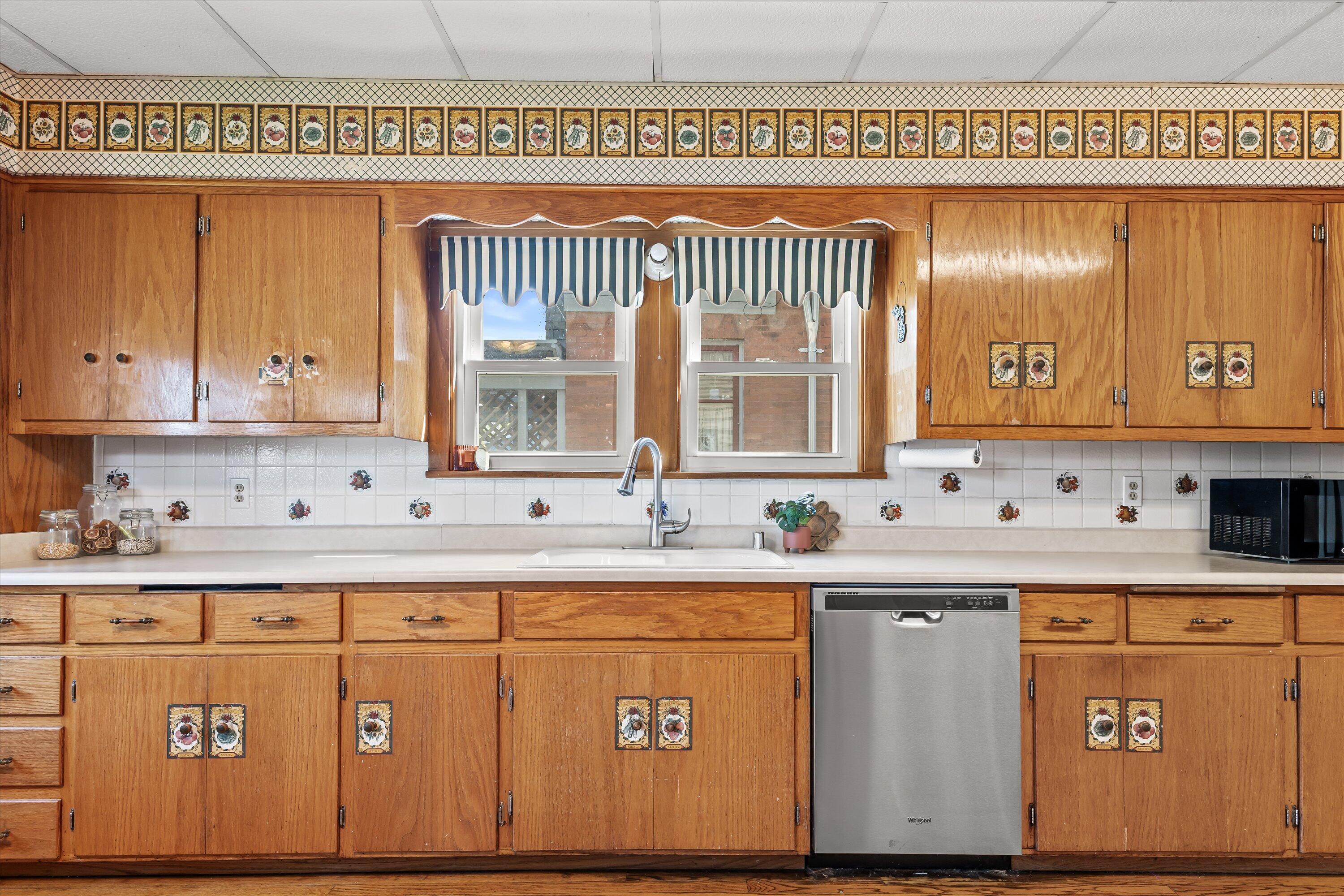 1502 South 80th Street West Allis, WI 53214 - Photo 20 of 46 so much counter space