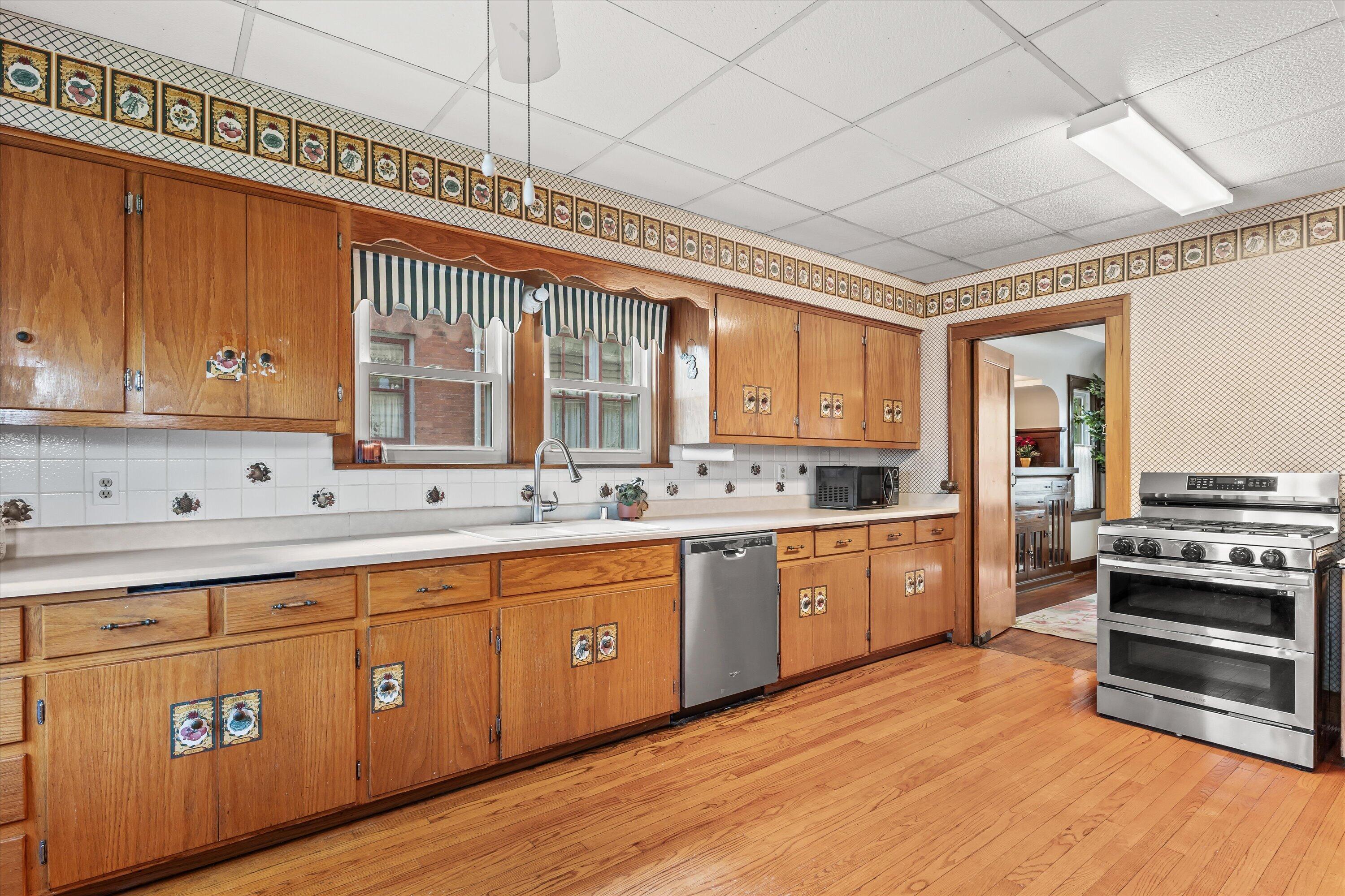 1502 South 80th Street West Allis, WI 53214 - Photo 24 of 46 dual oven