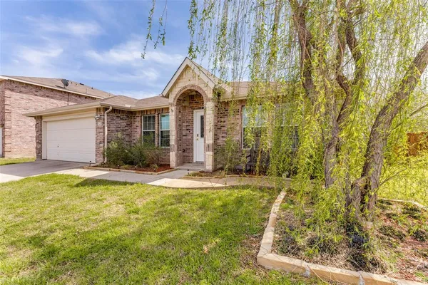 $2,350 | 725 Redwing Drive, Saginaw, TX 76131