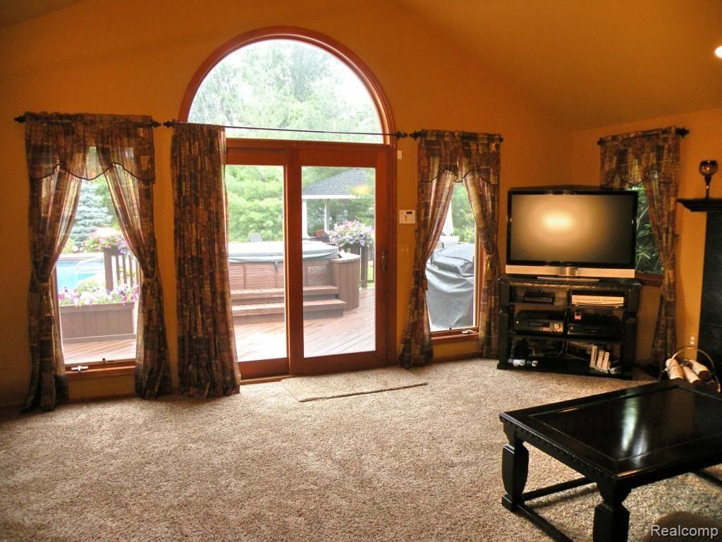 216 Nawakwa Road Rochester, MI 48307 - Photo 9 of 28 Family Room