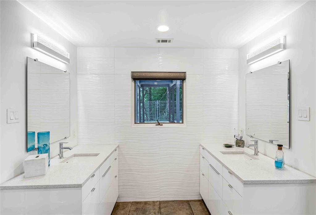 20 Summit Place Cedar Hill, TX 75104 - Photo 22 of 35 a bathroom with a sink and a mirror