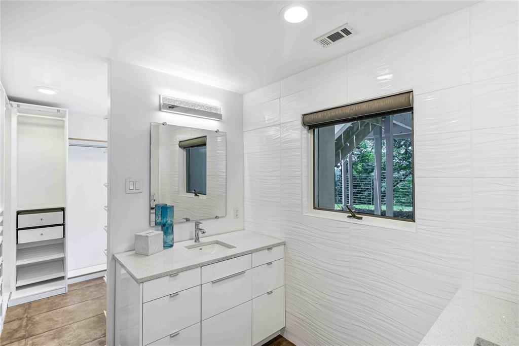 20 Summit Place Cedar Hill, TX 75104 - Photo 24 of 35 a bathroom with a sink and a mirror