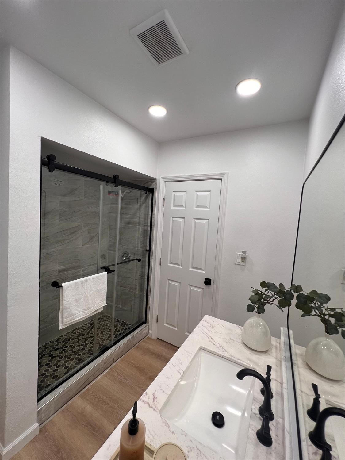 907 South 7th Street Fresno, CA 93702 - Photo 18 of 29 a bathroom with a sink a tub and a mirror