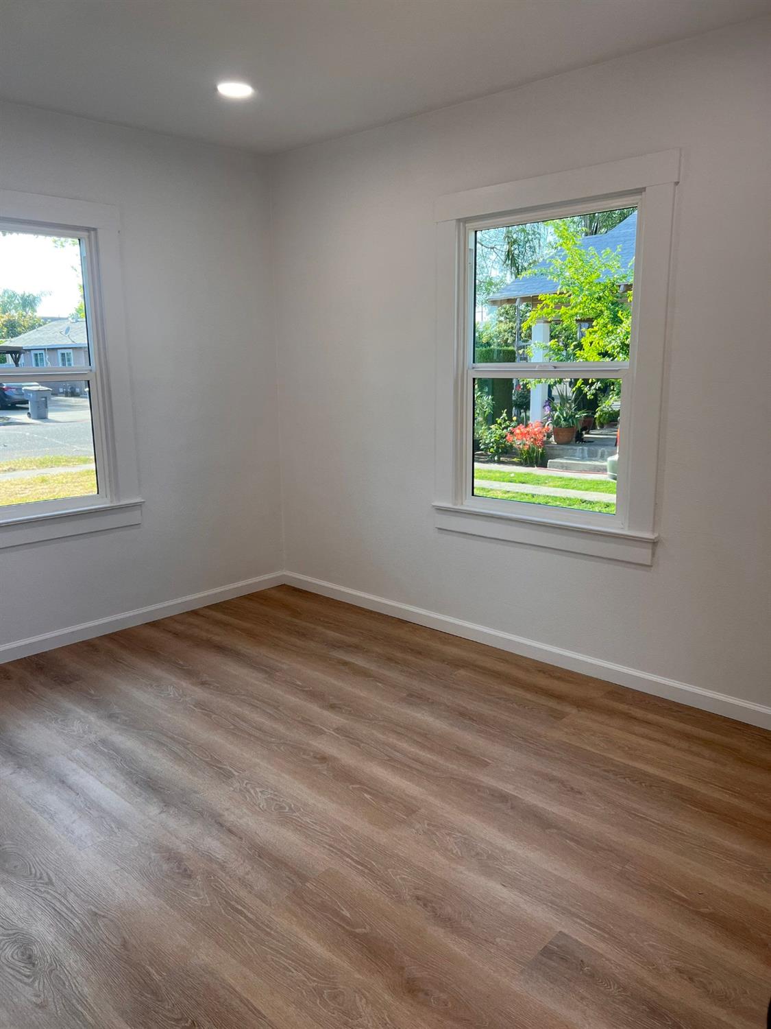907 South 7th Street Fresno, CA 93702 - Photo 21 of 29 an empty room with wooden floor and windows