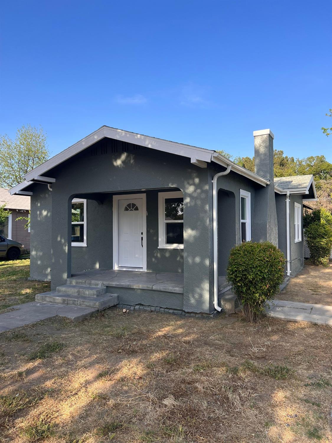 907 South 7th Street Fresno, CA 93702 - Photo 27 of 29 a front view of a house with garden