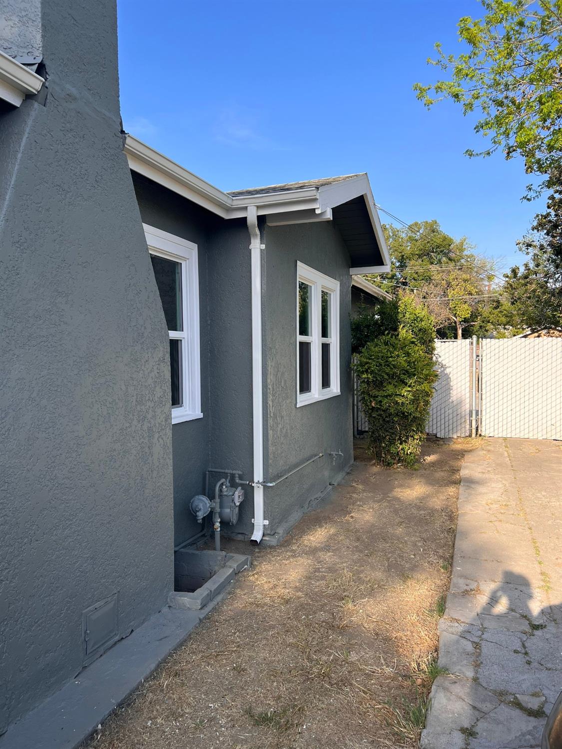 907 South 7th Street Fresno, CA 93702 - Photo 3 of 29 a backyard of a house