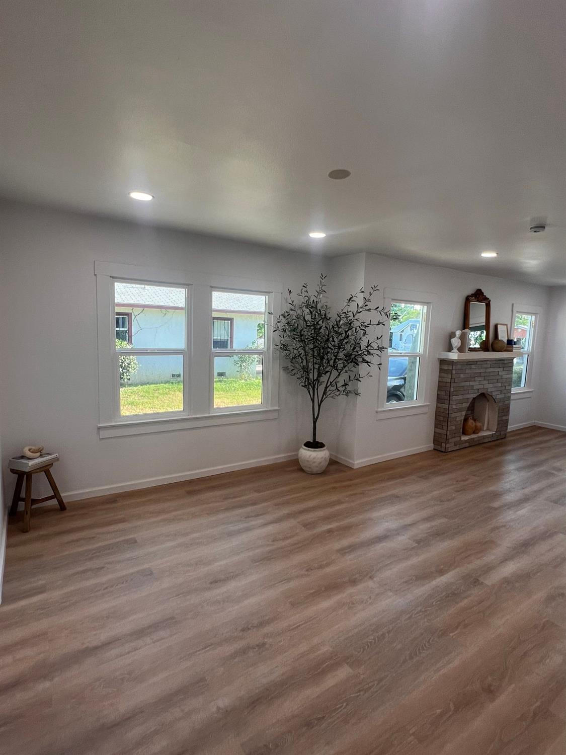 907 South 7th Street Fresno, CA 93702 - Photo 7 of 29 an empty room with kitchen and a window