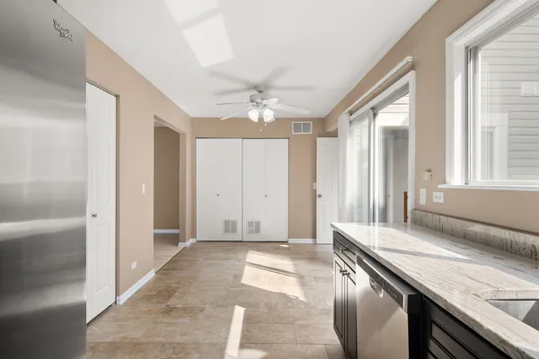 $325,000 | 371 Le Parc Circle, Buffalo Grove, IL 60089