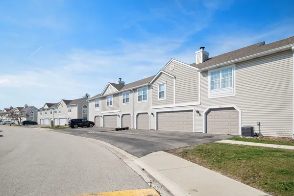 $325,000 | 371 Le Parc Circle, Buffalo Grove, IL 60089