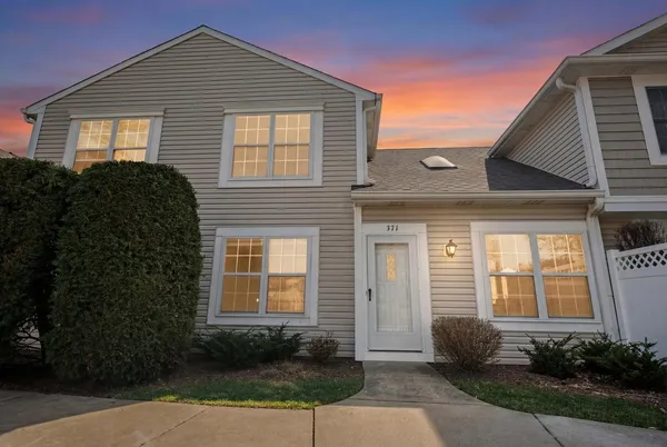 $325,000 | 371 Le Parc Circle, Buffalo Grove, IL 60089