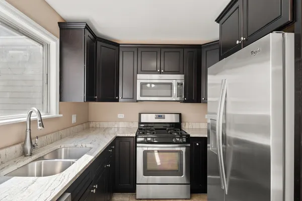 $325,000 | 371 Le Parc Circle, Buffalo Grove, IL 60089