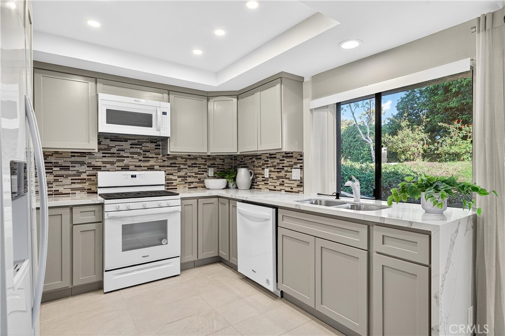 16 Rana, Unit 57 Irvine, CA 92612 - Photo 11 of 37 Kitchen