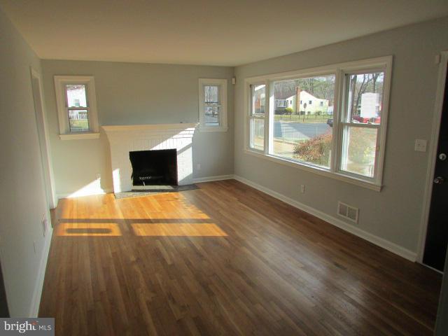 2404 Amherst Road Hyattsville, MD 20783 - Photo 2 of 14 Living Room