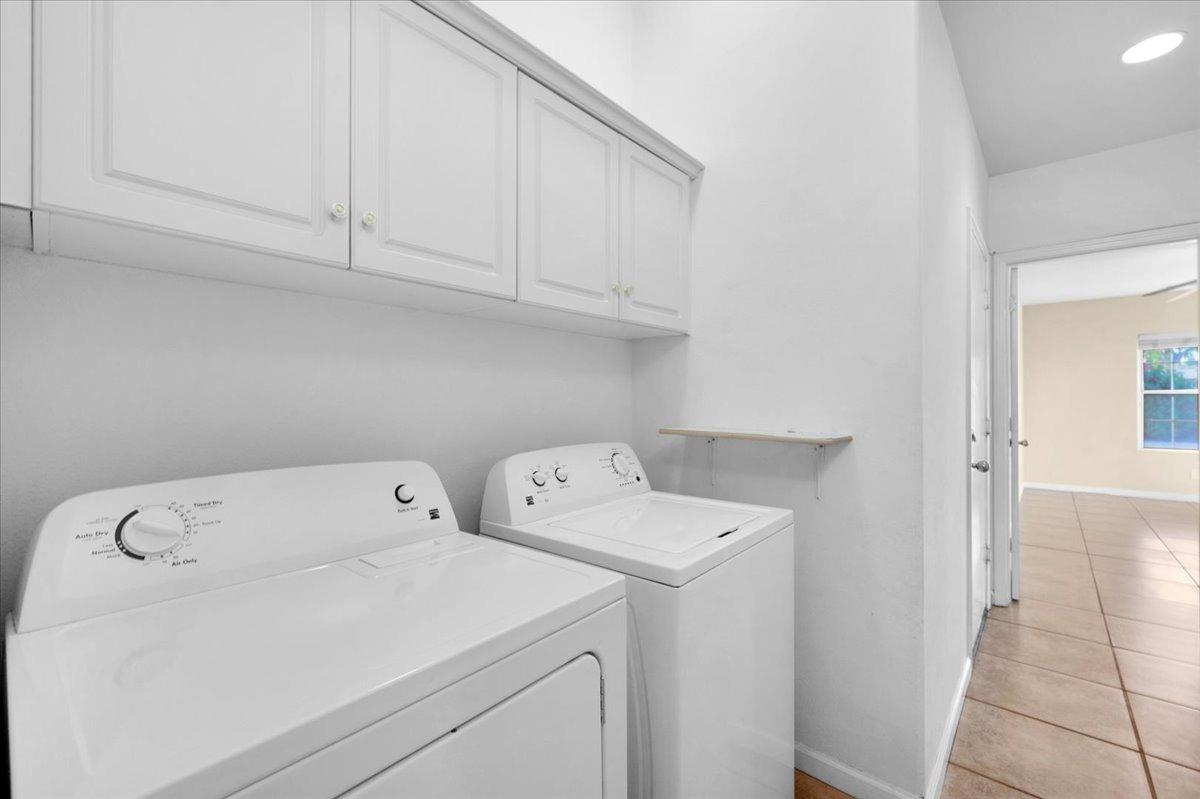 849 Megan Avenue Clovis, CA 93611 - Photo 14 of 53 a utility room with dryer and washer