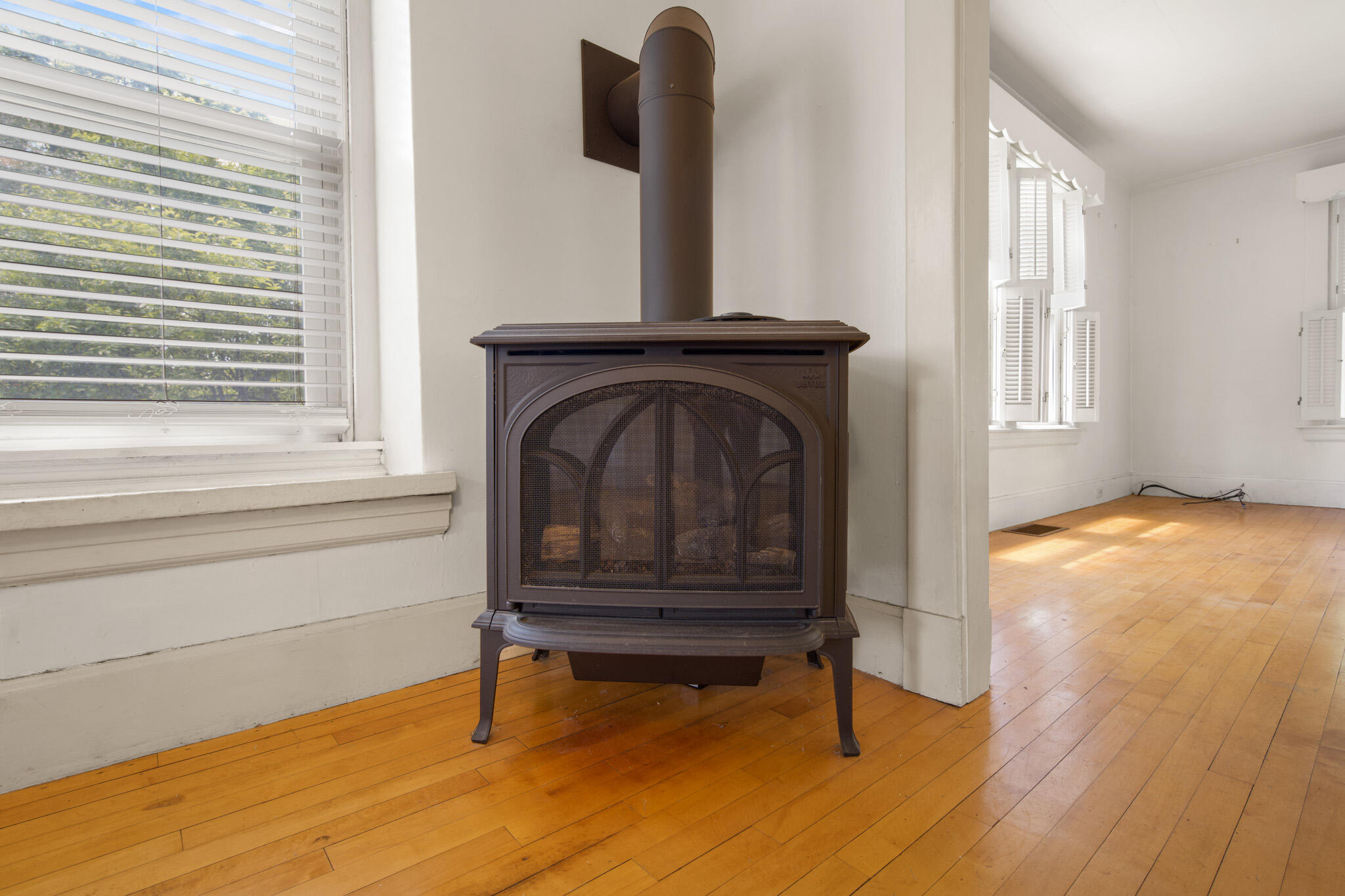 164 7th Street Bangor, ME 04401 - Photo 11 of 51 Jotul Natural Gas Stove