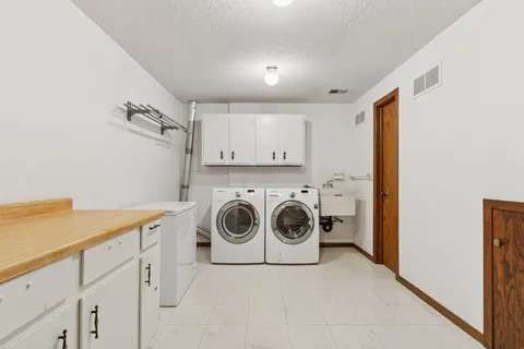 $299,900 | 6713 West 82nd Street, Bloomington, MN 55438