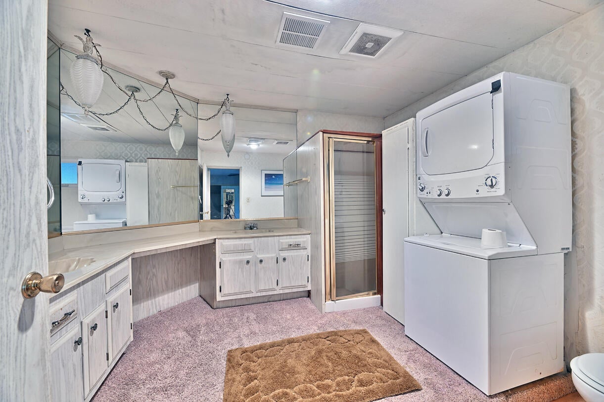 2252 Table Rock Road, Unit 59 Medford, OR 97501 - Photo 14 of 19 14 Master bath and laundry