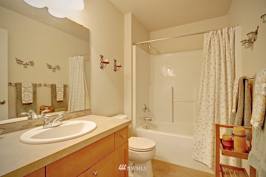 559 Alpine Ridge Place Northwest Issaquah, WA 98027 - Photo 11 of 15 a bathroom with a sink a toilet and shower