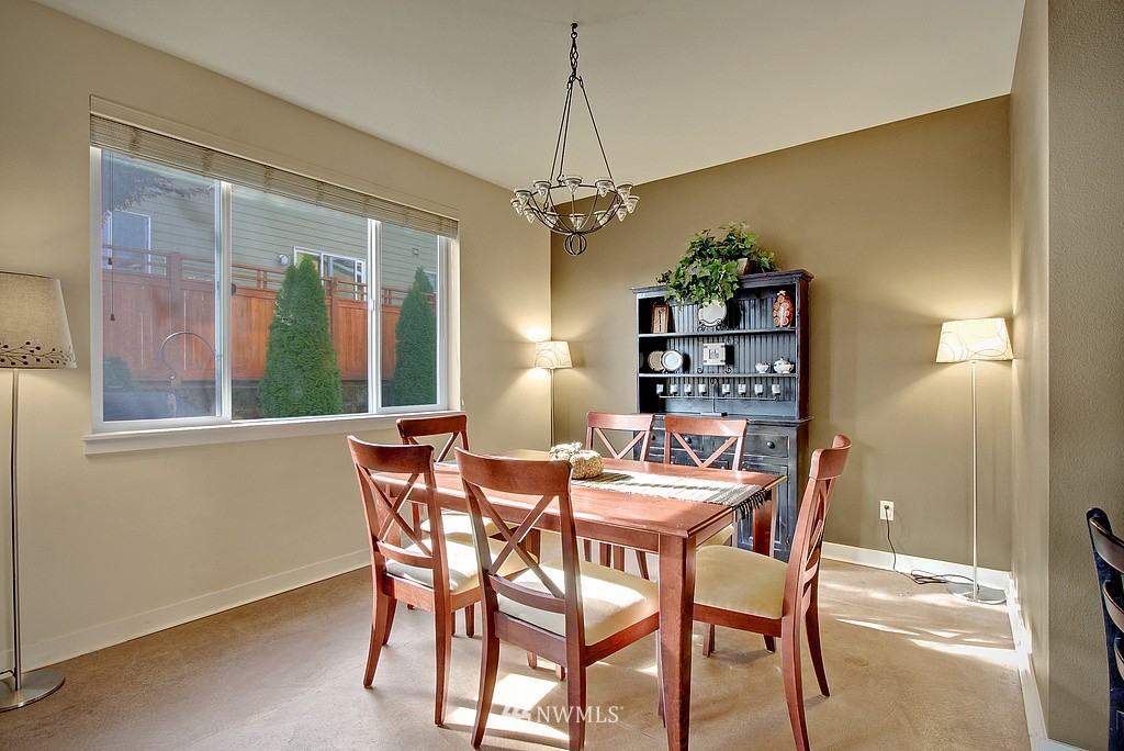 559 Alpine Ridge Place Northwest Issaquah, WA 98027 - Photo 5 of 15 a dining room with furniture and window