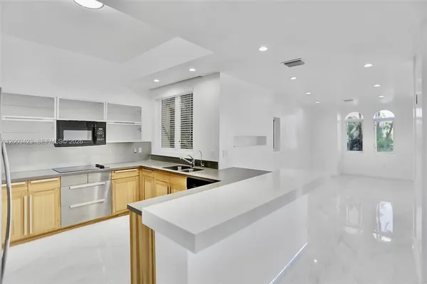 $7,800 | 21032 Northeast 32nd Avenue, Unit 21032, Aventura, FL 33180