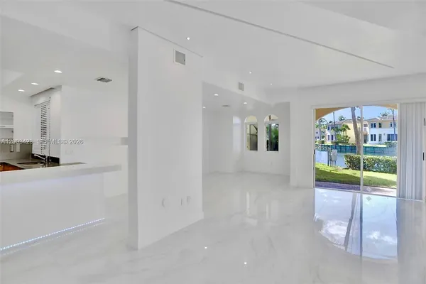 $7,800 | 21032 Northeast 32nd Avenue, Unit 21032, Aventura, FL 33180