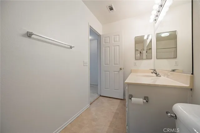 a view of empty room with ceiling fan