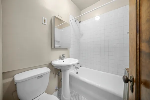 $1,795 | 230 Elmwood Avenue, Unit 1S, Evanston, IL 60202