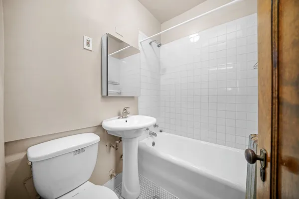 $1,795 | 230 Elmwood Avenue, Unit 1S, Evanston, IL 60202