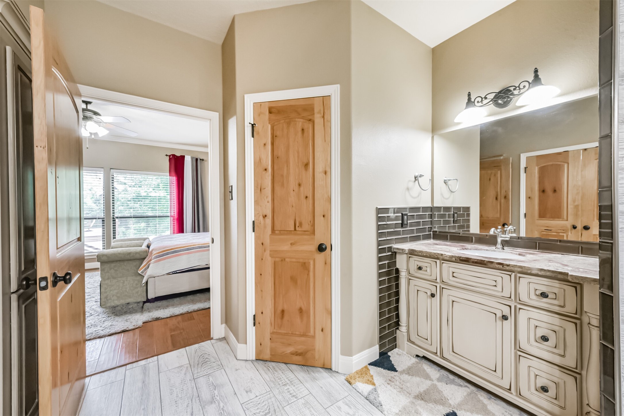 46 Deer Ridge Cleveland, TX 77327 - Photo 19 of 40 a spacious bathroom with a granite countertop sink mirror and a bathtub