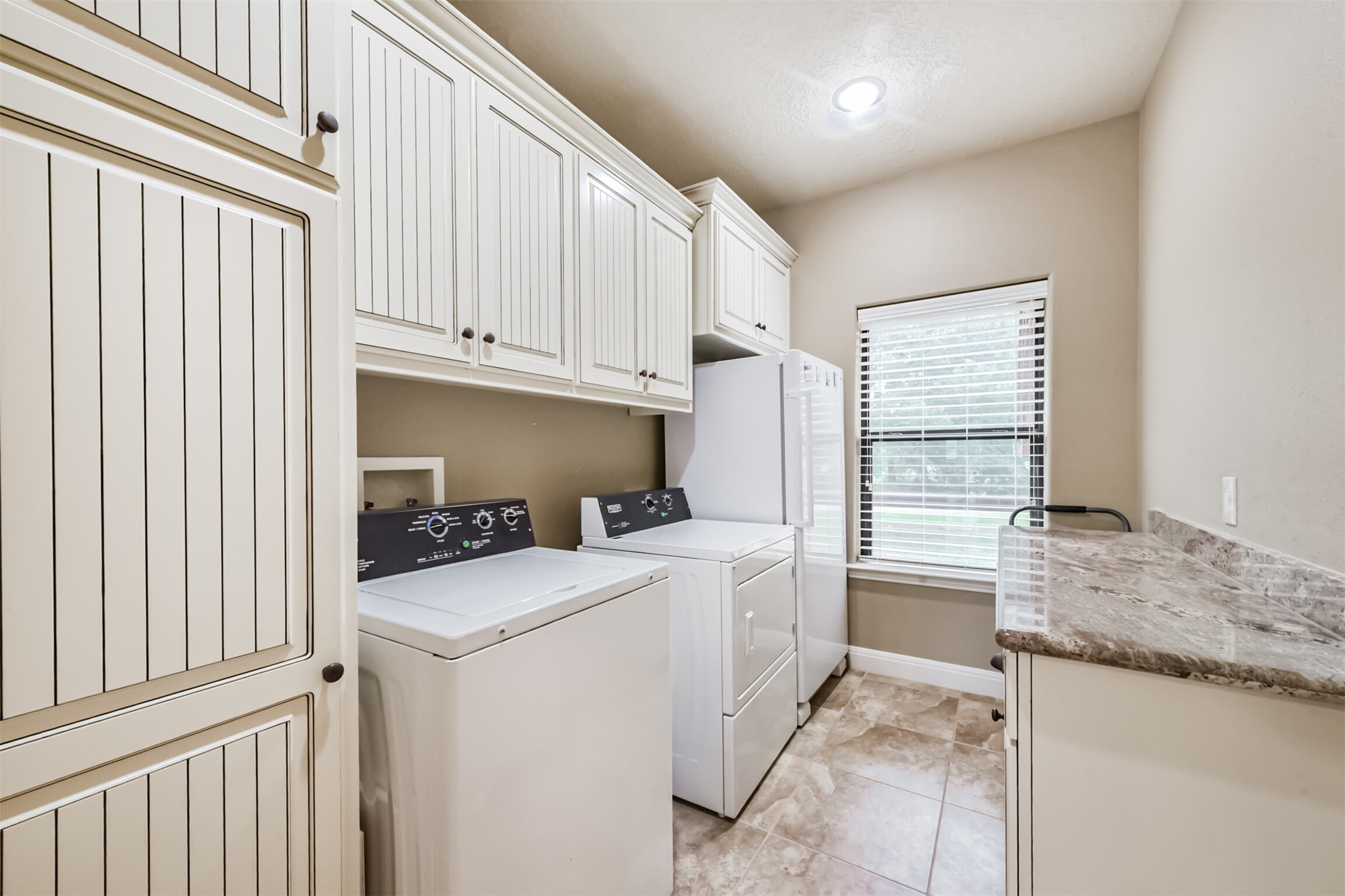 46 Deer Ridge Cleveland, TX 77327 - Photo 27 of 40 a kitchen that has a cabinets and a stove