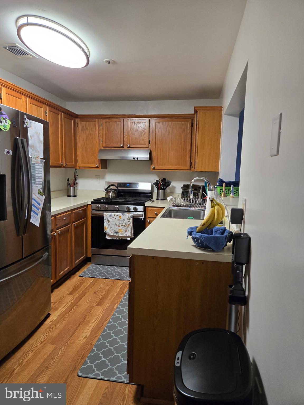 7879 Apache Ridge Court Manassas, VA 20109 - Photo 8 of 22 a kitchen with a stove a refrigerator and a sink