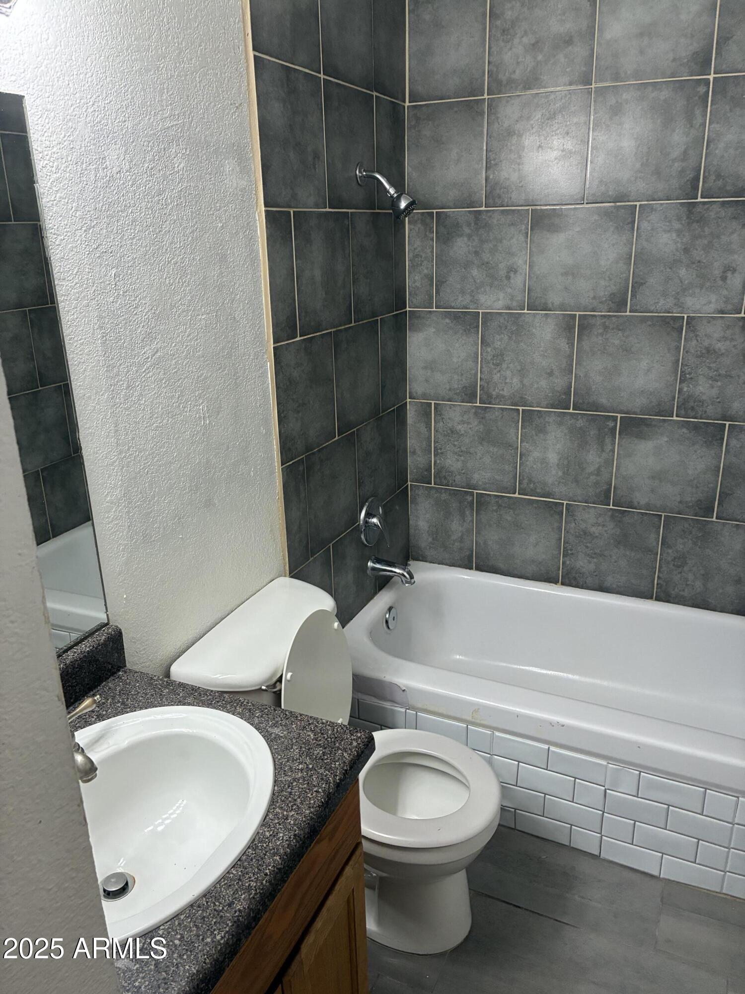 2687 West Ocotillo Road Phoenix, AZ 85017 - Photo 17 of 21 Bathroom