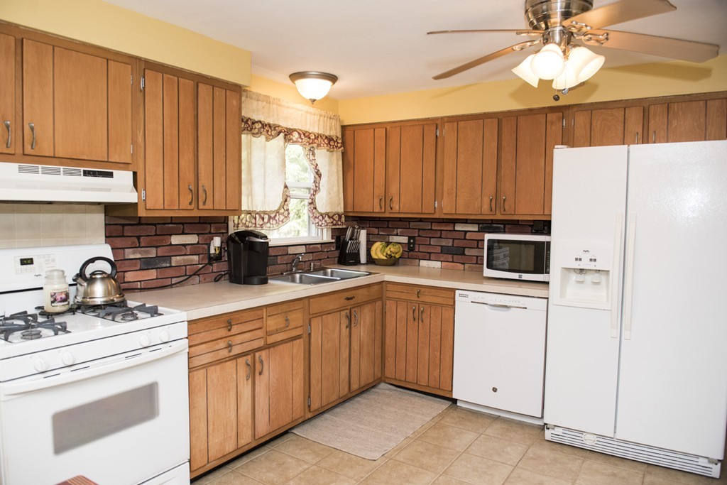 32 Wands Street Springfield, MA 01118 - Photo 2 of 24 Gallery Image 2