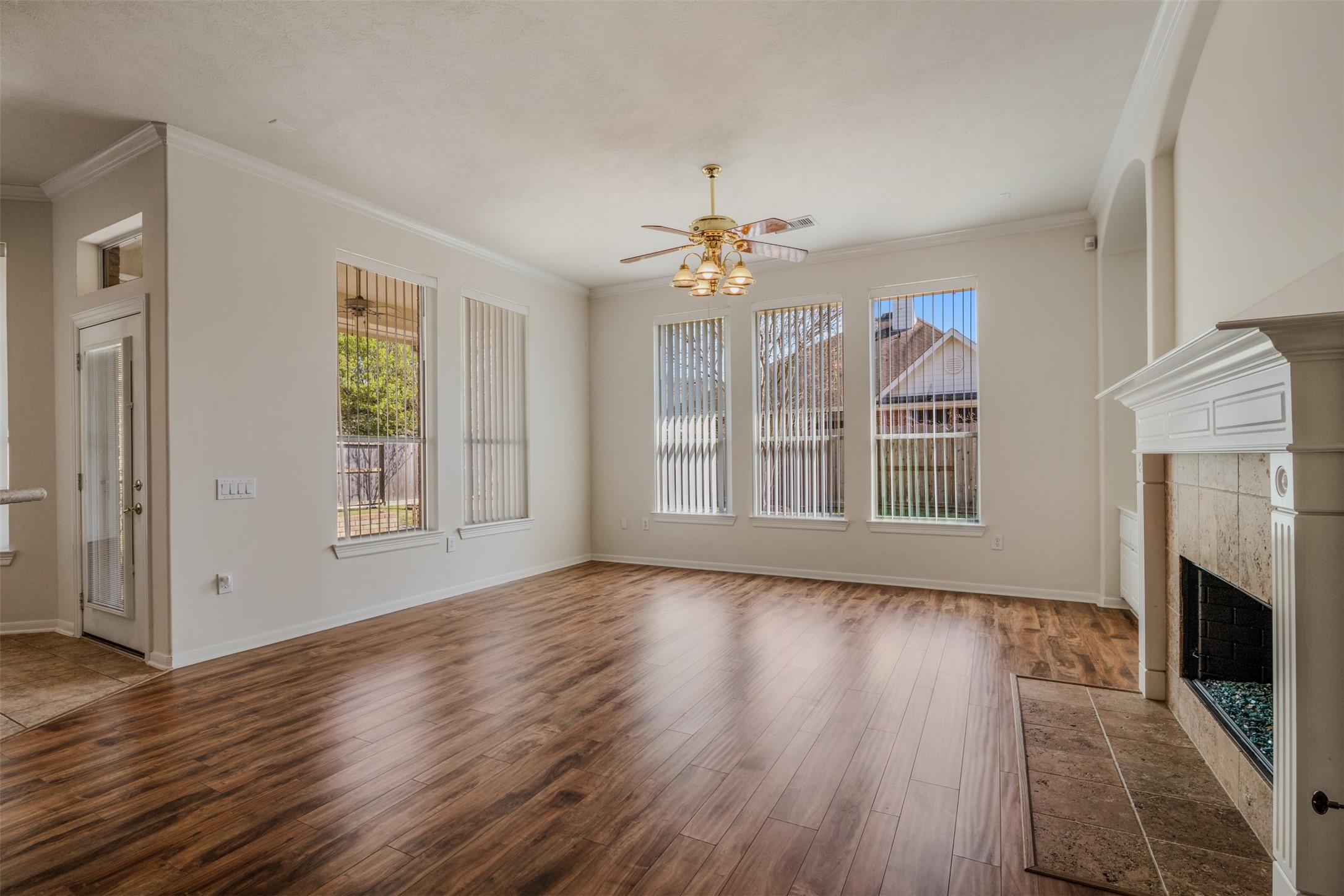 34 Sovereign Way Conroe, TX 77384 - Photo 5 of 49