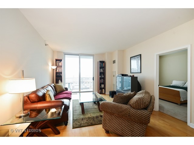 421 West Huron Street, Unit 702 Chicago, IL 60654 - Photo 4 of 10