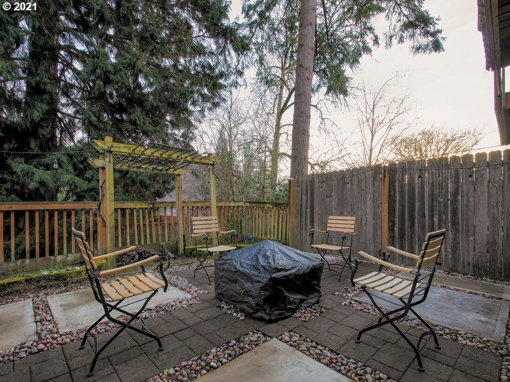 20078 Southwest Monson Street Beaverton, OR 97003 - Photo 29 of 32 a view of a chairs and tables in the roof deck